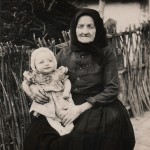 Julianna Szász: Meine Mutter auf dem Arm ihrer Urgroßmutter im Jahre 1954
