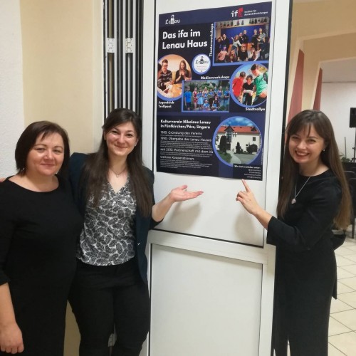 07 Anikó Mezei, Anna Czenthe, Karoline Gil vor dem Lenau Plakat
