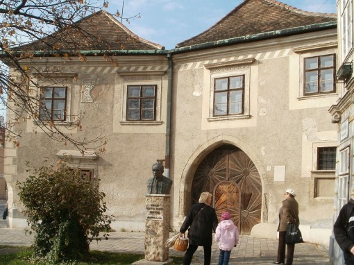 1280px-Sopron,_Várkerület_7._(Rejpál-ház)