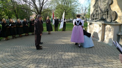 2015-04-19 Schaumar Vertreibung am Denkmal