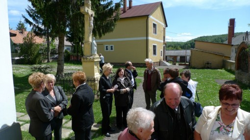 2015-05-09_Urkut_Altmusiker_L1000473_0124_Im_Kirchhof