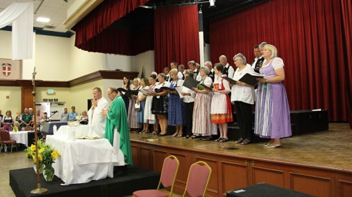 2015-08-06__2015_USA_Donauschwaben_93___IMG_0504_Hl._Messse_Pater_Rettig__Zillich_und_Chor_Los_Angeles