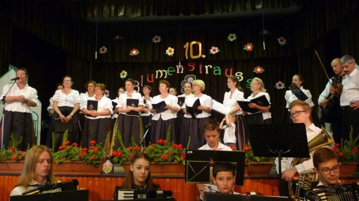 2019--06-23 BLUMENSTRAUSS HARAST 10 JAHRE L1020894 072