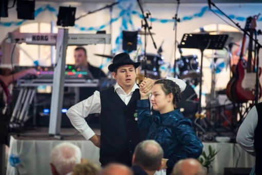 Kulturális csoportok szórakoztatták a tatai Német Nemzetiségi Múzeum sördélutánjának vendégeit szeptember 17-én / Kulturgruppen unterhielten die Gäste des vom Ungarndeutschen Landesmuseum organisierten Biernachmittages am 17. September