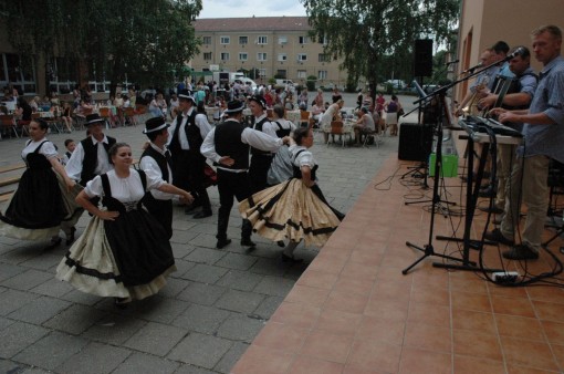 5. Taenzer aus Sankt Martin und der Takser Spatzen - szigetszentmartoni tancosok es a Takser Spatzen zenekar