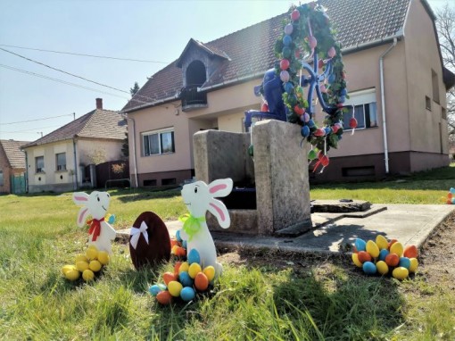 Die Deutsche Nationalitätenselbstverwaltung von Schewinghas hat den Brunnen auch 2020 in einen Osterbrunnen umgewandelt (Foto: gyorsovenyhaz.hu) 91911649_153563662806325_473852128176111616_o