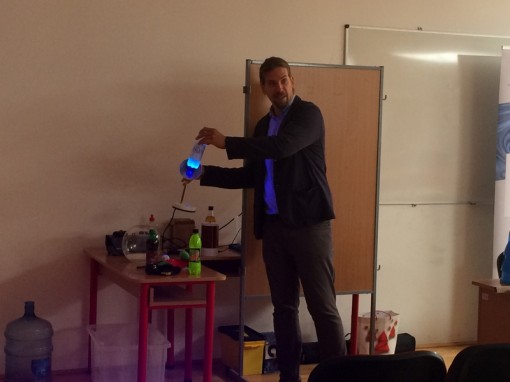 Akos_Markovics_und_das_blaue_Tonic