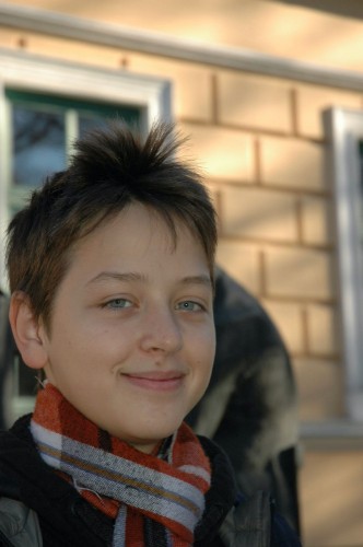 Aron Braun vor der Musikschule Chopin