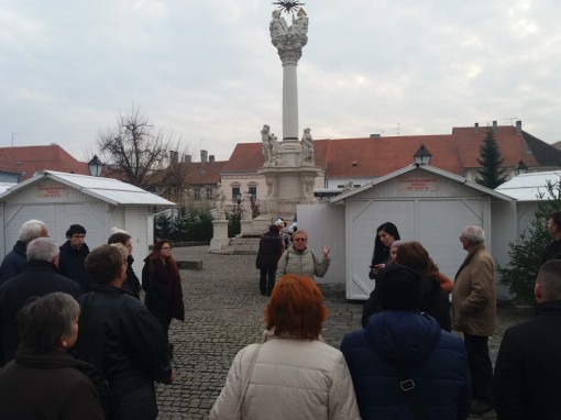 dara-mayer-begrust-die-gaste