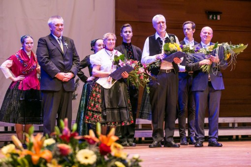 Ehrennadel-Ausgezeichnete_mit_Otto_Heinek_v.l.n.r._Schon_Oszvald_Koschyk
