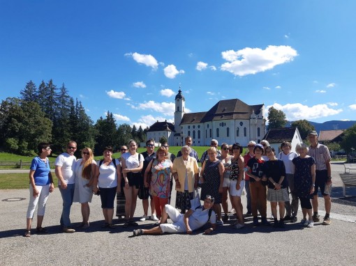 Gruppenfoto vor der beruehmten Wieskirche