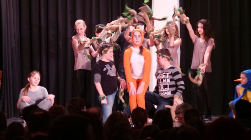 Aus dem Musical Hans Hase (Foto: Neue Zeitung/I. F.) Halassy Oliver Grundschule