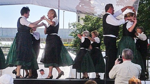 Hollos Tanzgruppe L1080213