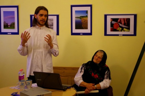 Kovács Bence az ún. Wertzwischről tartott előadást  2015. október 26-án a Zentrum rendezvényén, mellette nagymamája Ament Józsefné