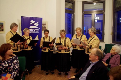 Die Mitglieder des Wudigesser Frauenchors / A Budakeszi Asszonykórus tagjai