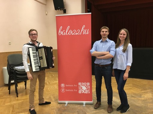 Istvan Schaffer (Akkordeon), Initiatoren Aron Horvath und Kinga Fulop bei einem Balozz.hu-Tanzhaus in Mischlen