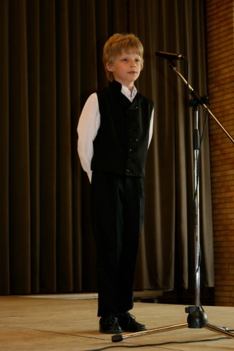 Kniezl Milán, a Csolnok és Környéke Körzeti Általános Iskola diákja, a nyelvjárás (1-2. osztályosok) kategória győztese