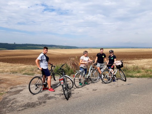 Rasten, im Hintergrund Ketschinge