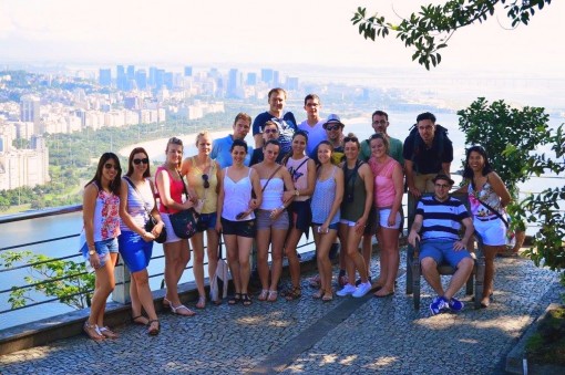 Saarer Tanzgruppe mit Blick auf Rio Org