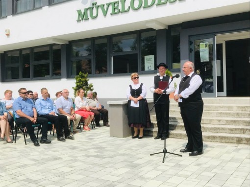 am_Mikrofon_Laszlo_Schindler_links_von_ihm_Laszlo_Szax_und_Melinda_Kolonics