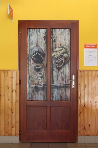 A 40. hajósi alkotótáborban született művek díszitik a helyi német iskola tantermeinek ajtaját / Im 40. Hajoscher Sommerkünstlerlager entstandene Kunstwerke zieren Türen der örtlichen Grundschule