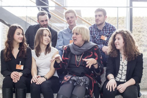 Claudia Roth mit Jugend debattiert