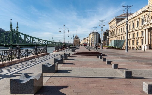 Im März wurden die Straßen und Plätze von Budapest fast menschenleer - wie auch die Umgebung der Corvinus Universität am Donauufer an der Freiheitsbrücke (Foto: Balázs Both/pestbuda.hu) üres_DSC_3438